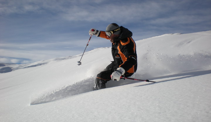 una curva nella neve fresca sullo snowboard a Bardonecchia Jafferau