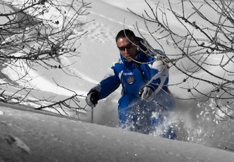 una discesa in freeride nei boschi