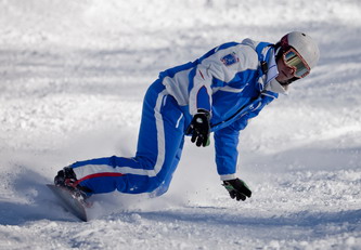 una curva sullo snowboard