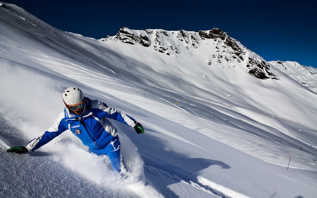 un salto sullo snowboard a Bardonecchia Jafferau